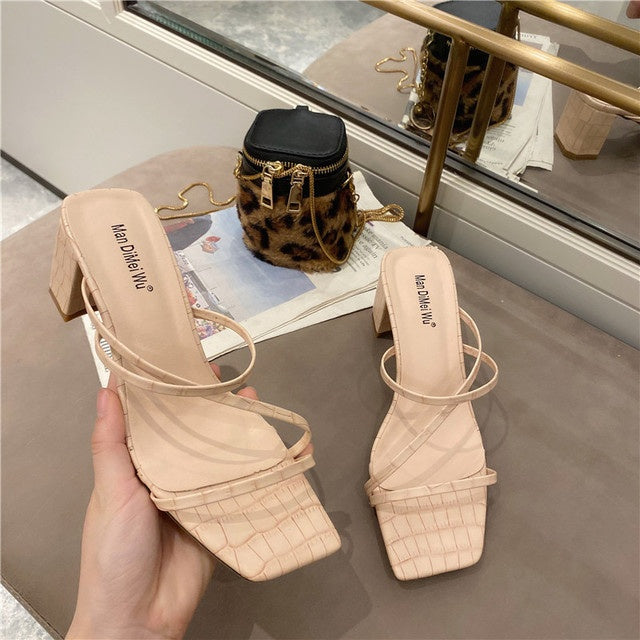 Modische Slipper-Sandalen mit quadratischem High Heel und klassischem Riemchen