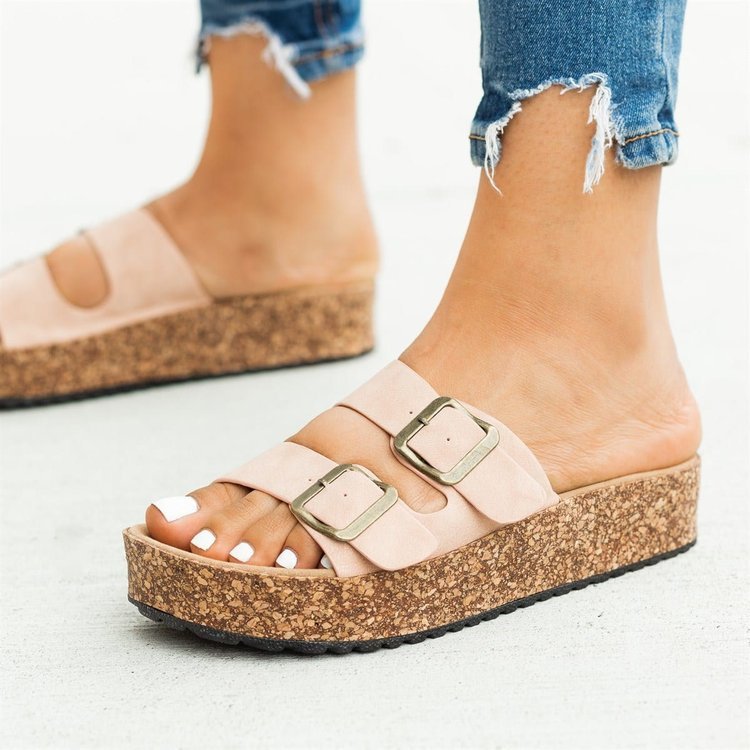 Flat sandals with flat feet