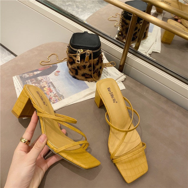 Modische Slipper-Sandalen mit quadratischem High Heel und klassischem Riemchen