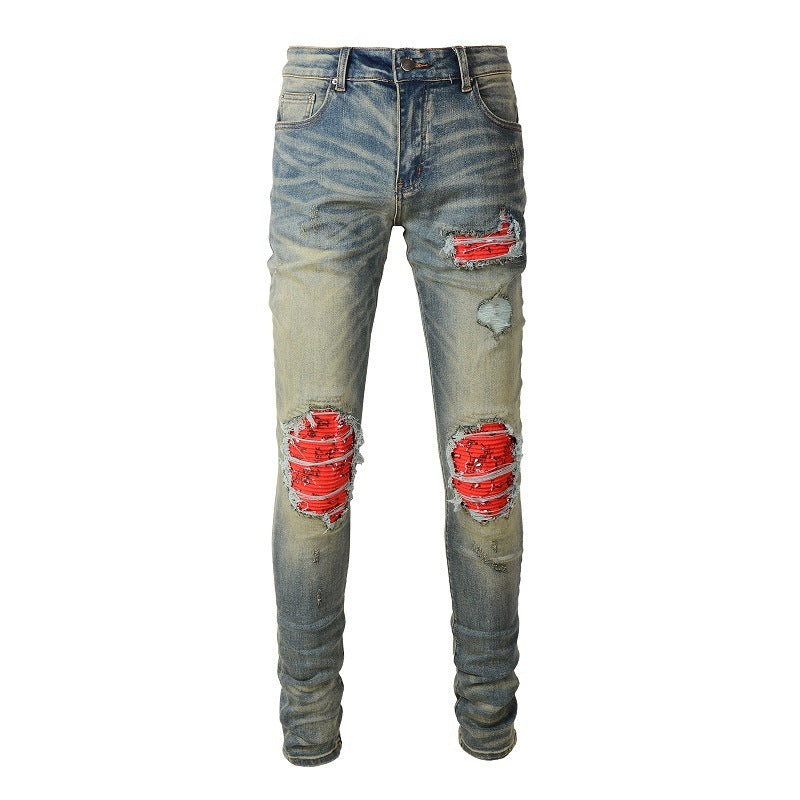 Herrenjeans mit Bundfalten und kontrastierender Passform in Farbe