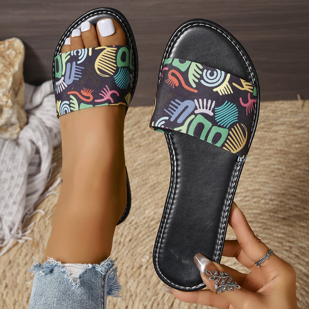 Neue Mode Graffiti Print Sandalen für Frauen Sommer Runde Zehe Niedrigen Absatz Flache Hausschuhe für Frauen Gleitet Beiläufige Strand Schuhe