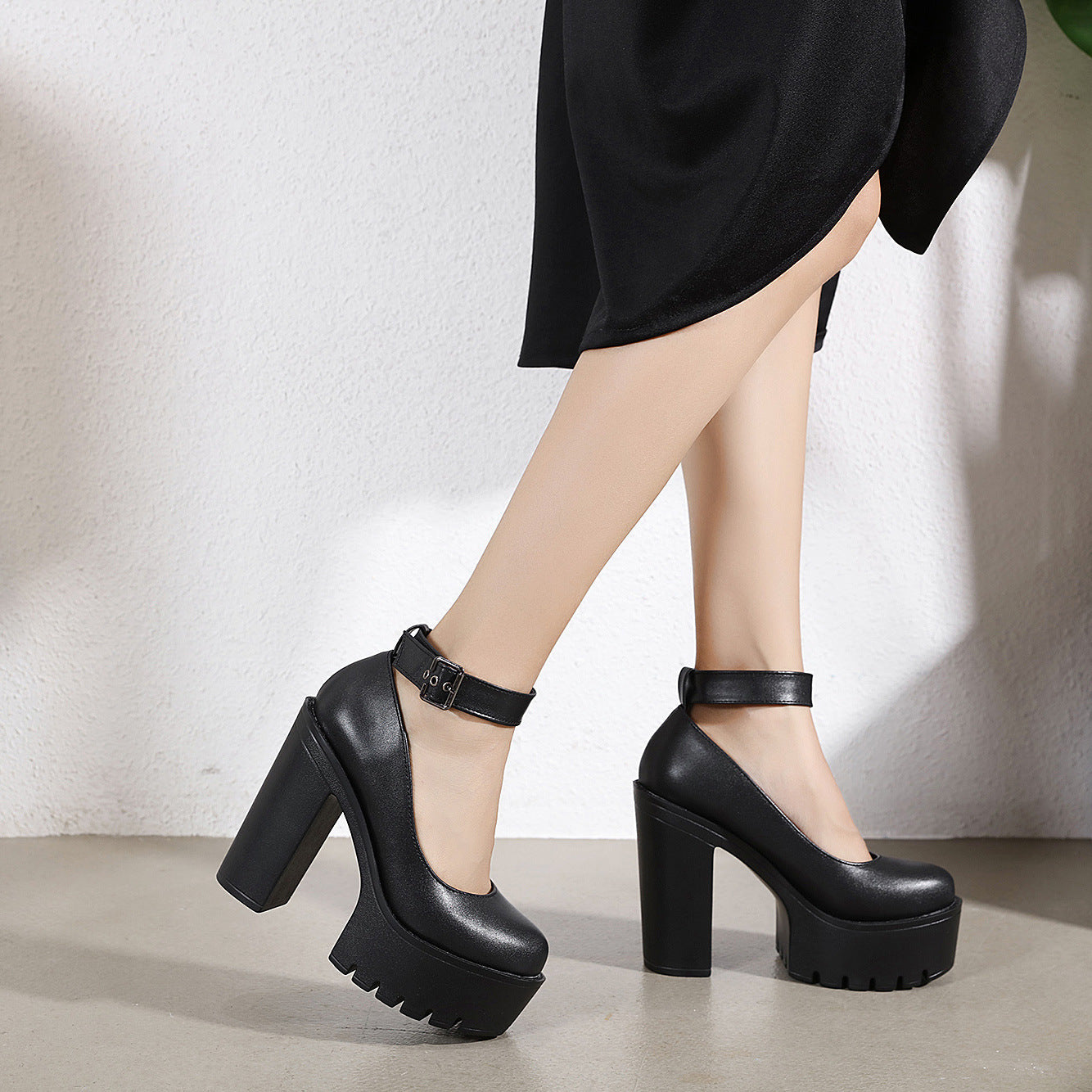 Schwarze High Heels mit Plateausohle und Gürtelschnalle