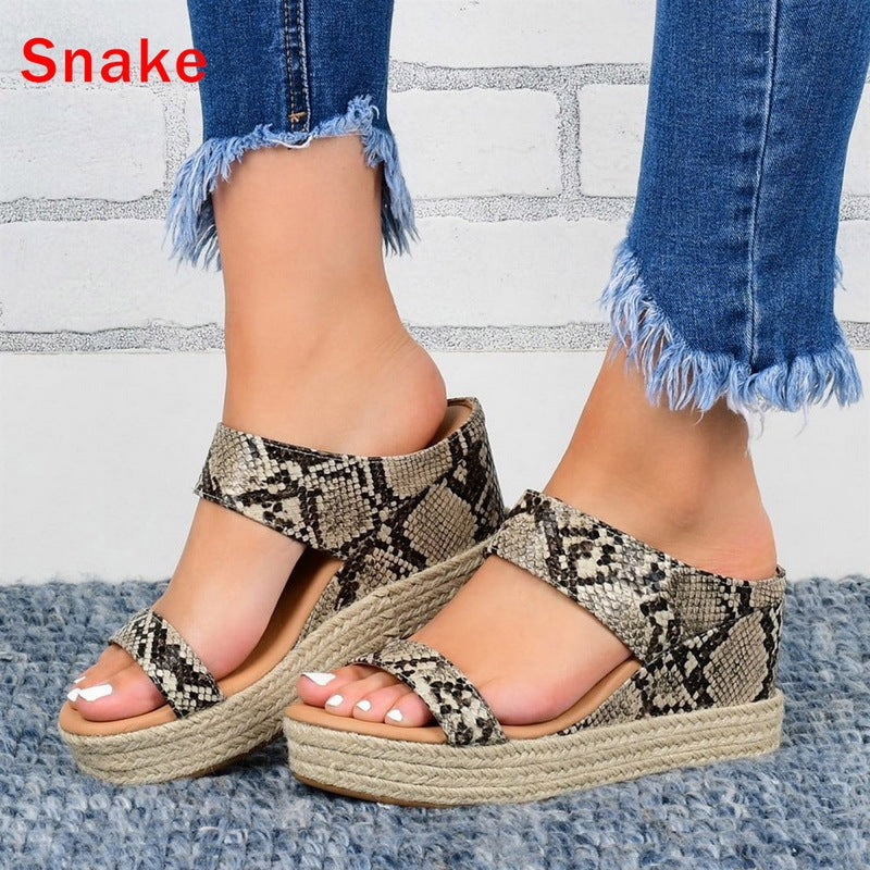 Lady's sandals with wedge heel twine