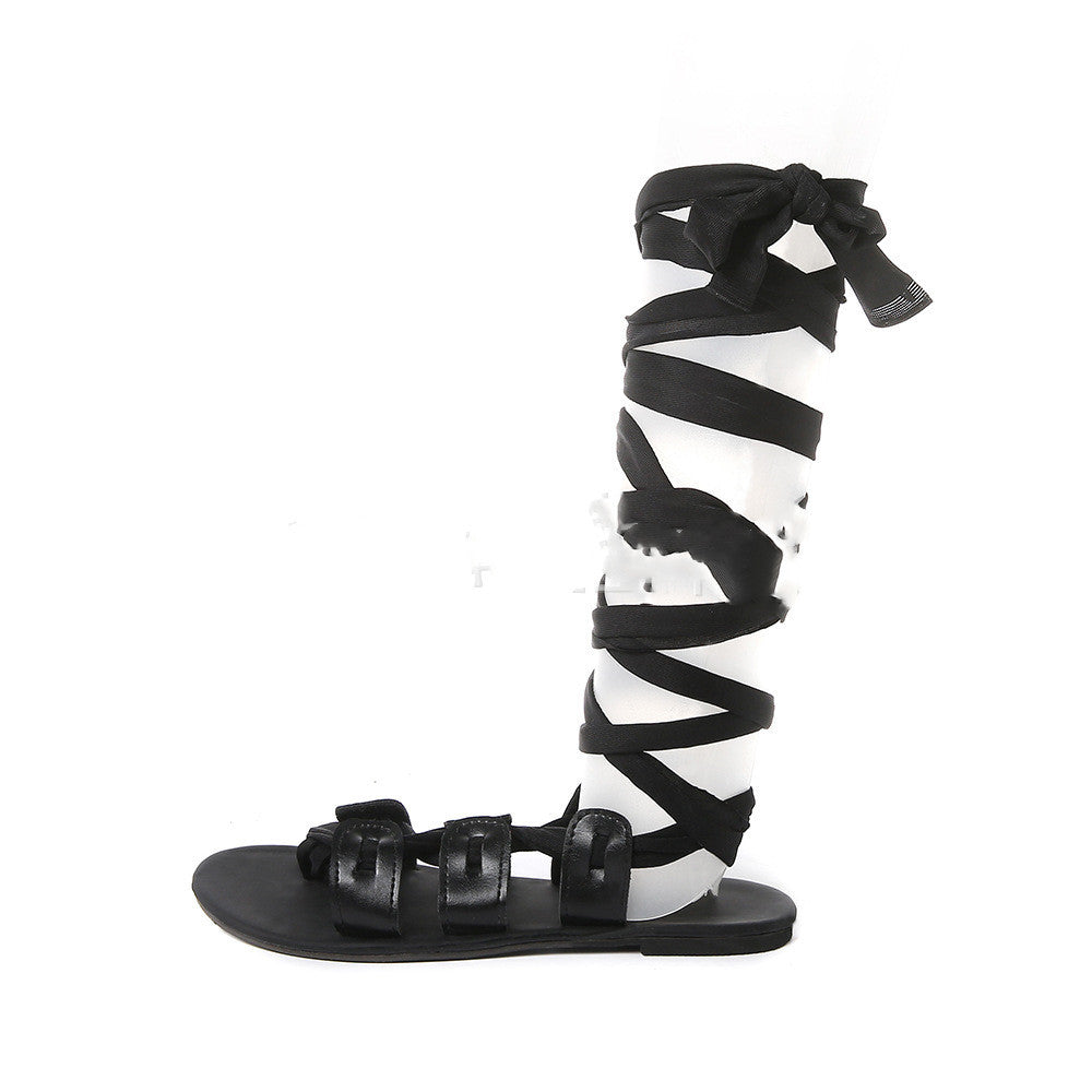 Flache Strandsandalen mit Riemen