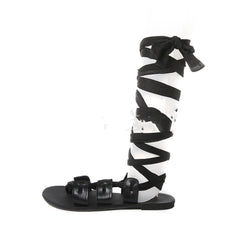 Flache Strandsandalen mit Riemen