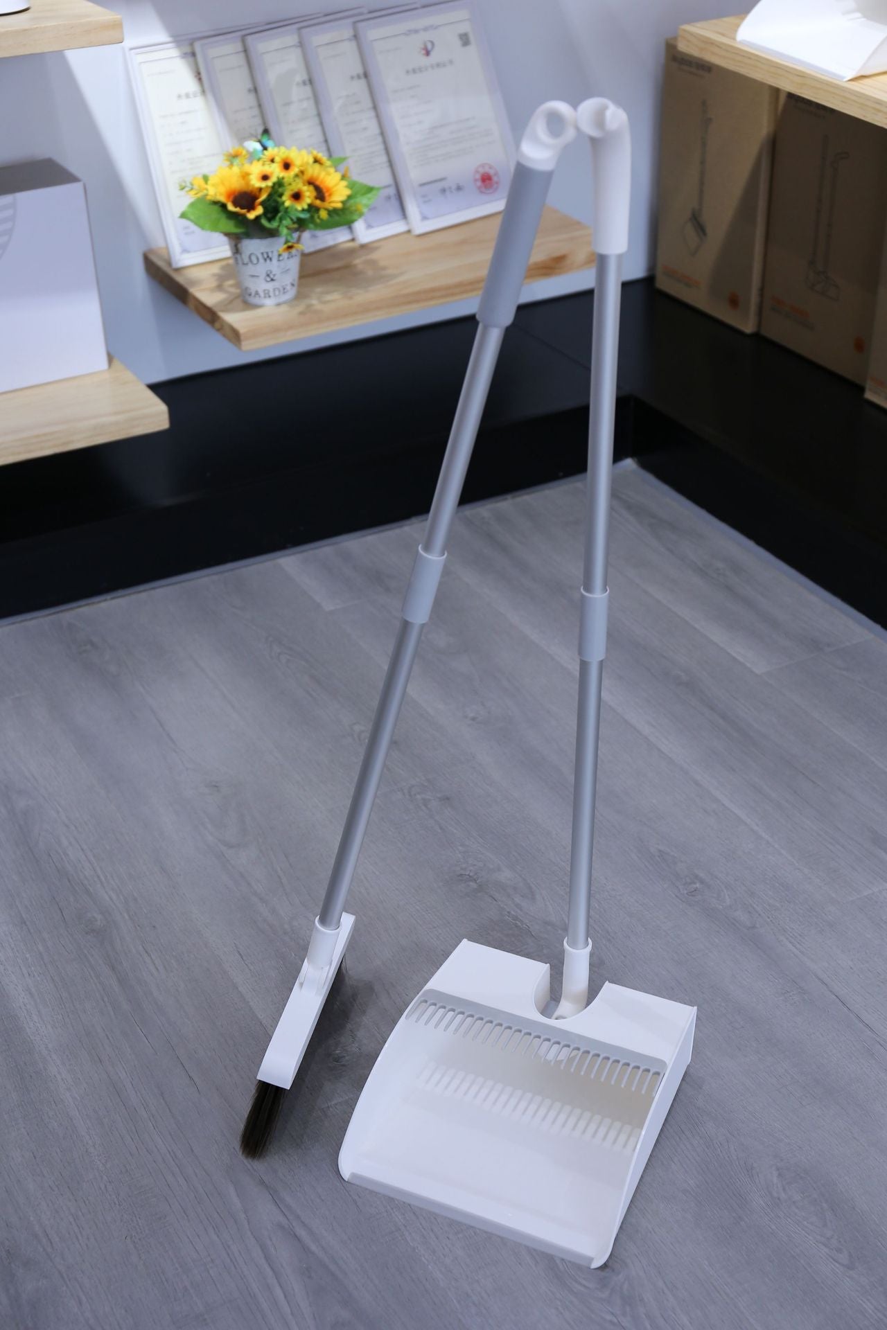 Magnetic broom and dustpan set - Mubimart -  