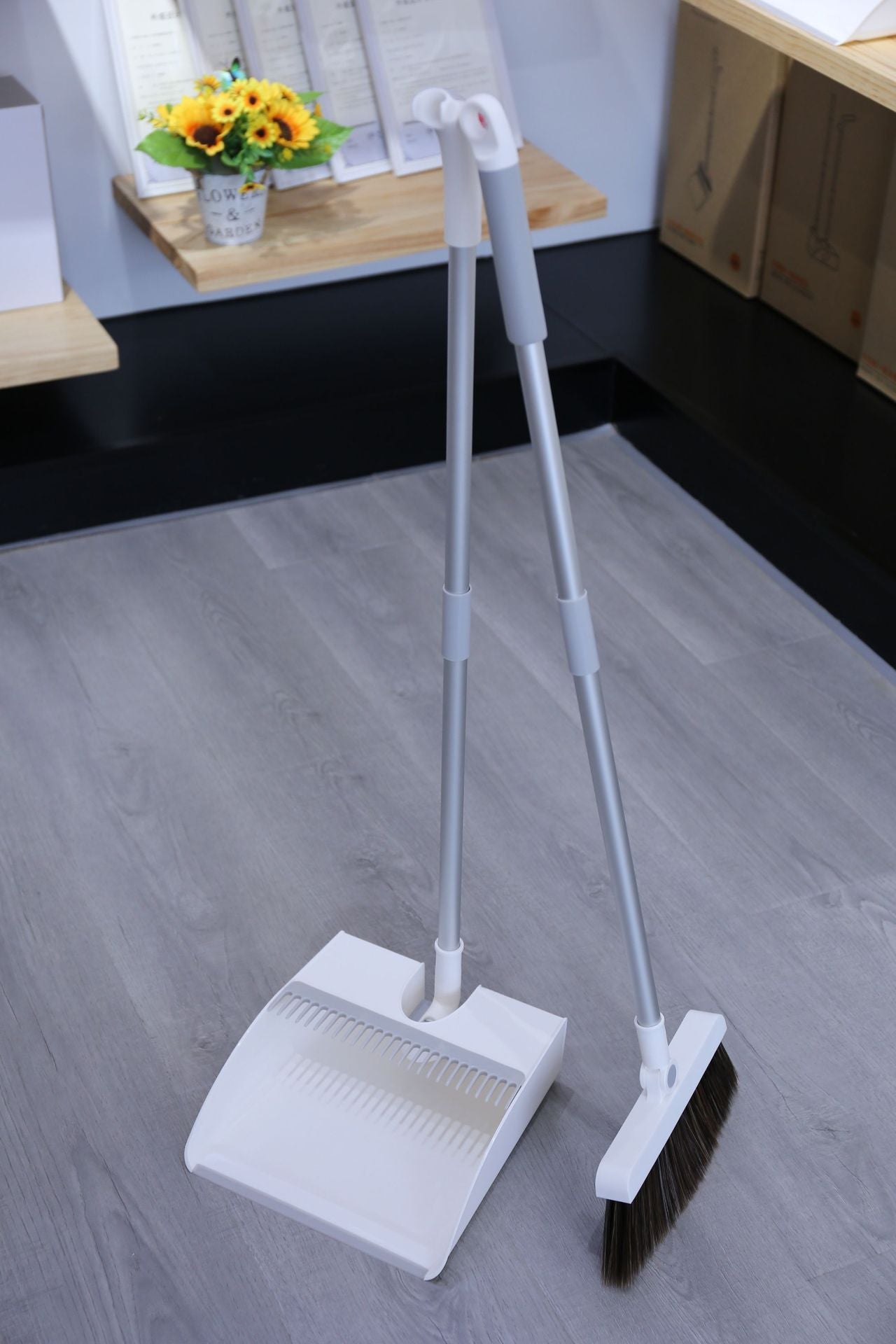 Magnetic broom and dustpan set - Mubimart -  