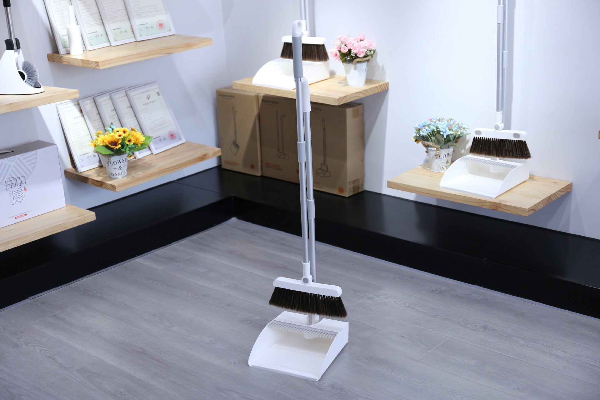 Magnetic broom and dustpan set - Mubimart -  