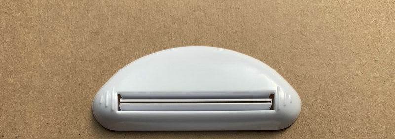 Plastic toothpaste squeezer - Mubimart