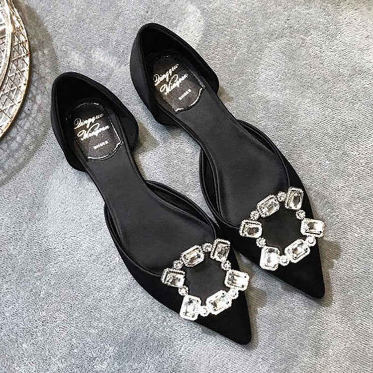 Platte, lage sandalen met puntige neus en diamantmotief