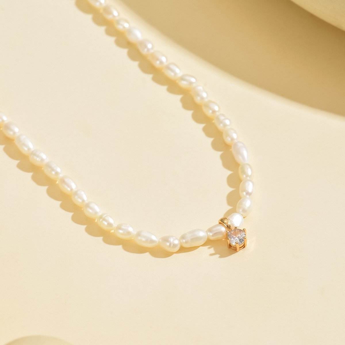 Elegant Freshwater Pearl Choker Necklace With Diamond Pendant - Stylish And Feminine Jewelry For Young Women - Mubimart