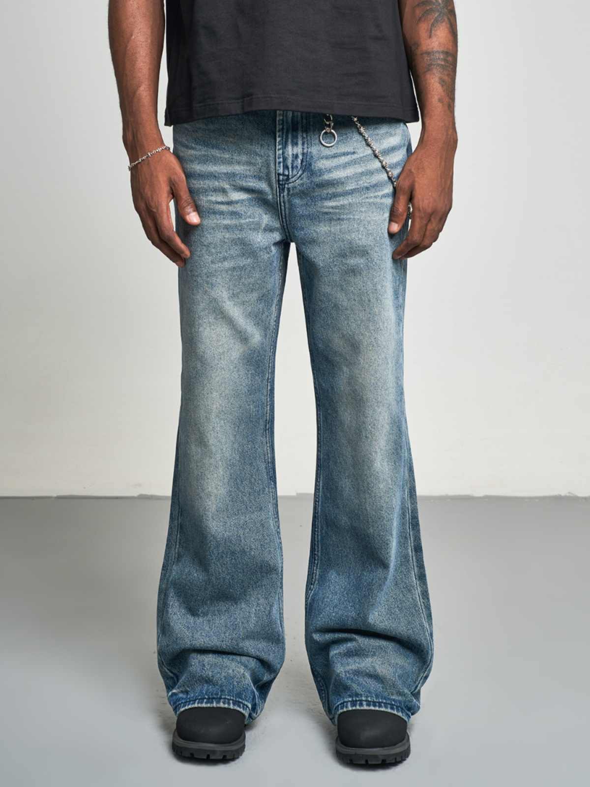 Schlankmachende Bootcut-Jeans mit Farbverlauf und weitem Bein