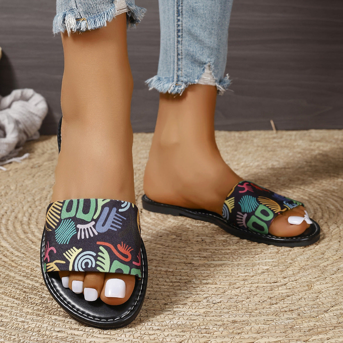 Neue Mode Graffiti Print Sandalen für Frauen Sommer Runde Zehe Niedrigen Absatz Flache Hausschuhe für Frauen Gleitet Beiläufige Strand Schuhe