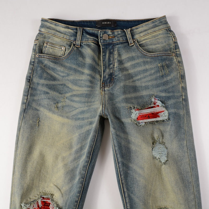 Herrenjeans mit Bundfalten und kontrastierender Passform in Farbe