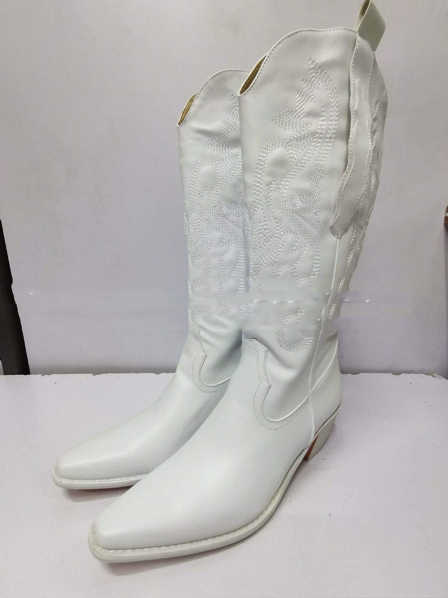 Hoher Cowboystiefel mit bestickten Ärmeln für Damen