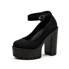 Schwarze High Heels mit Plateausohle und Gürtelschnalle